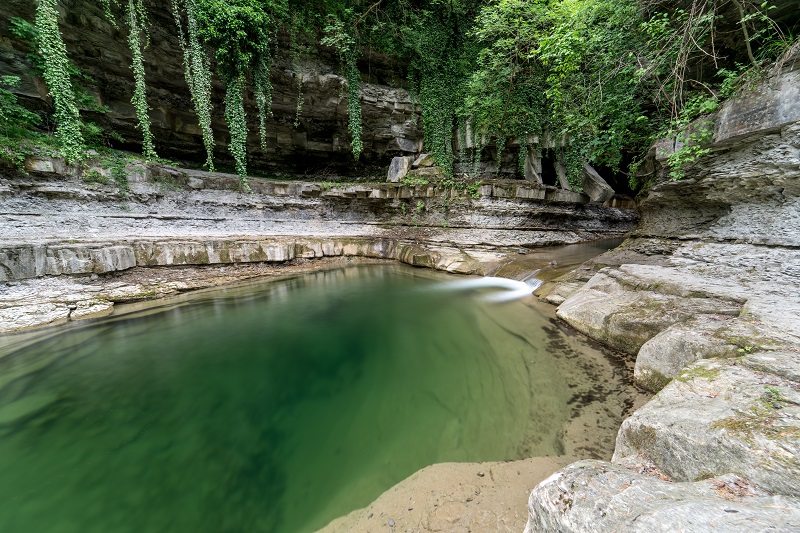 Grotta Urlante – pozza naturale sotto il ponte di pietra, Premilcuore